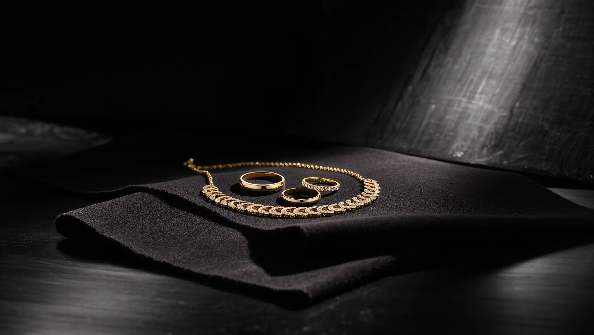 Personalisierte Eleganz: Monogrammschmuck für individuellen Stil